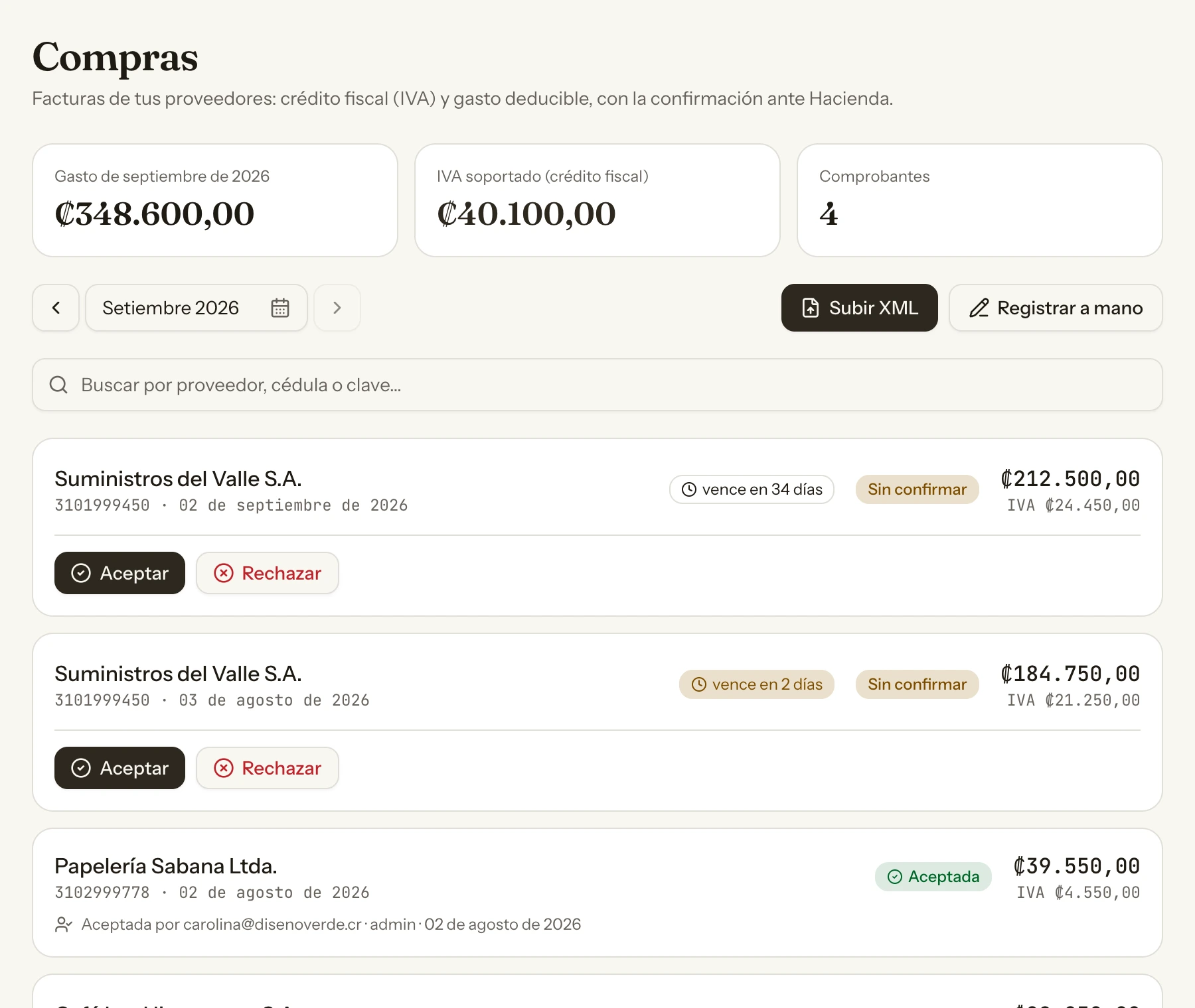 El listado de Compras: cada factura pendiente muestra cuántos días quedan para responder, la insignia «Sin confirmar» y los botones Aceptar y Rechazar. La que ya se contestó muestra quién la aceptó y cuándo.