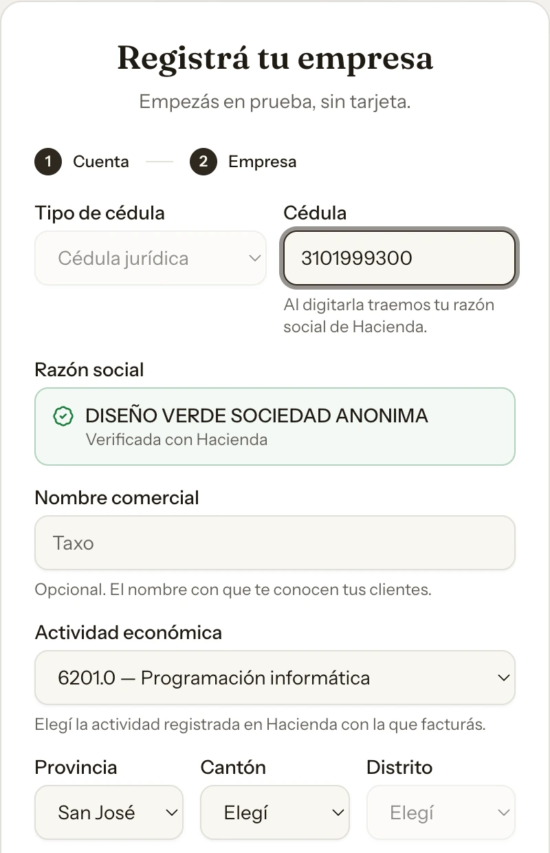 Paso 2 del registro: al digitar la cédula, la razón social llega del padrón de Hacienda dentro de una ficha verde que dice «Verificada con Hacienda», y debajo la actividad económica ya elegida.